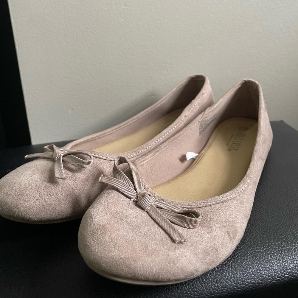 Falls Creek Tan Flats the size is 8.5 but fits small